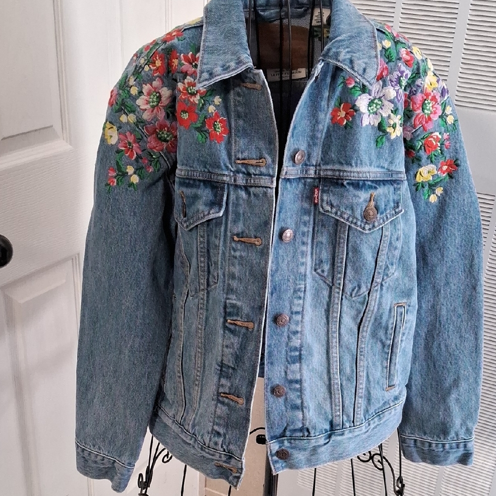 LEVI STRAUSS EX BOYFRIEND DENIM TRUCKER JACKET IN HEAETS OF FLOWERS